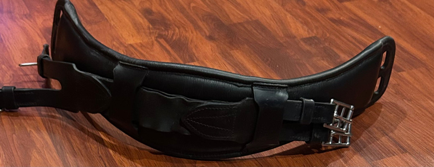 Jeffries elite 22” black dressage girth. Good condition. Minor wear on elastic