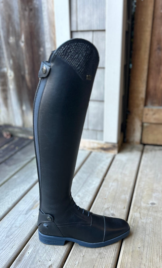 Kingsley size 41 black with blue sole and accents. 14” calf 21” tall