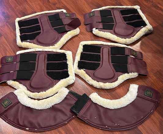 BR fleece horse boots Burgundy medium and large. 4 boots and bell boots. Some wear on bell boots.