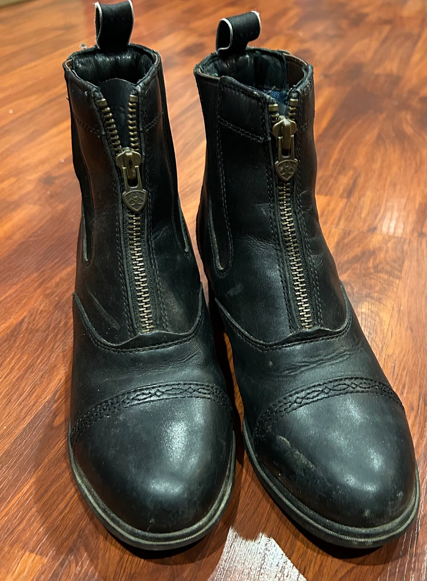 Ariat size 7B paddocks boots. Good condition