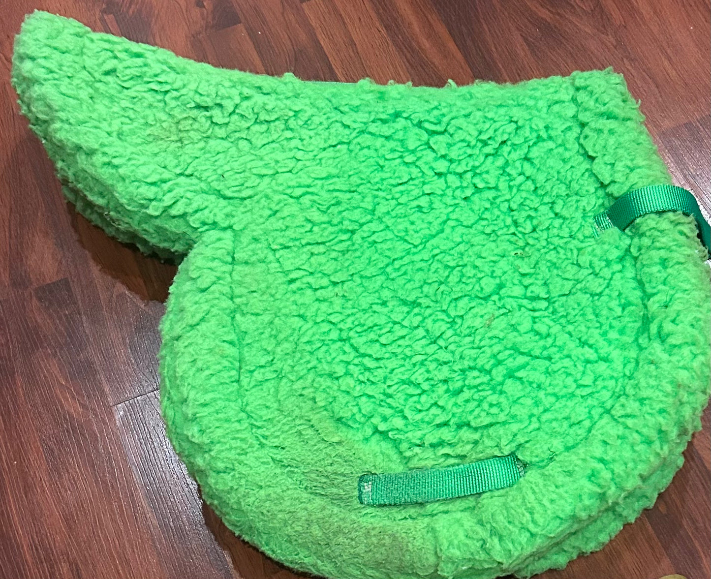 Lime green shaped fleece pad. Good for 17.5”+ saddle