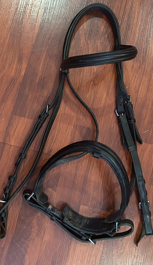 Stubben full size snaffle bridle. Older but in good shape