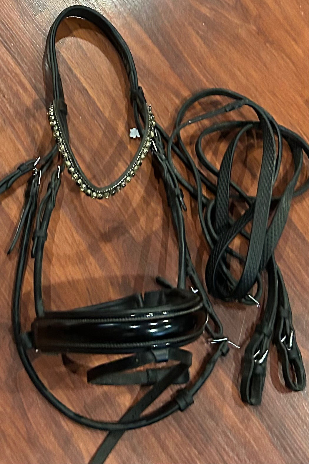 Solo rolled snaffle bridle black crank. Black and gold browband. Needs oiled