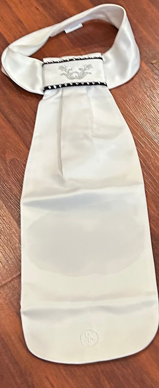 BR stock tie. Minor makeup discolouration on neck