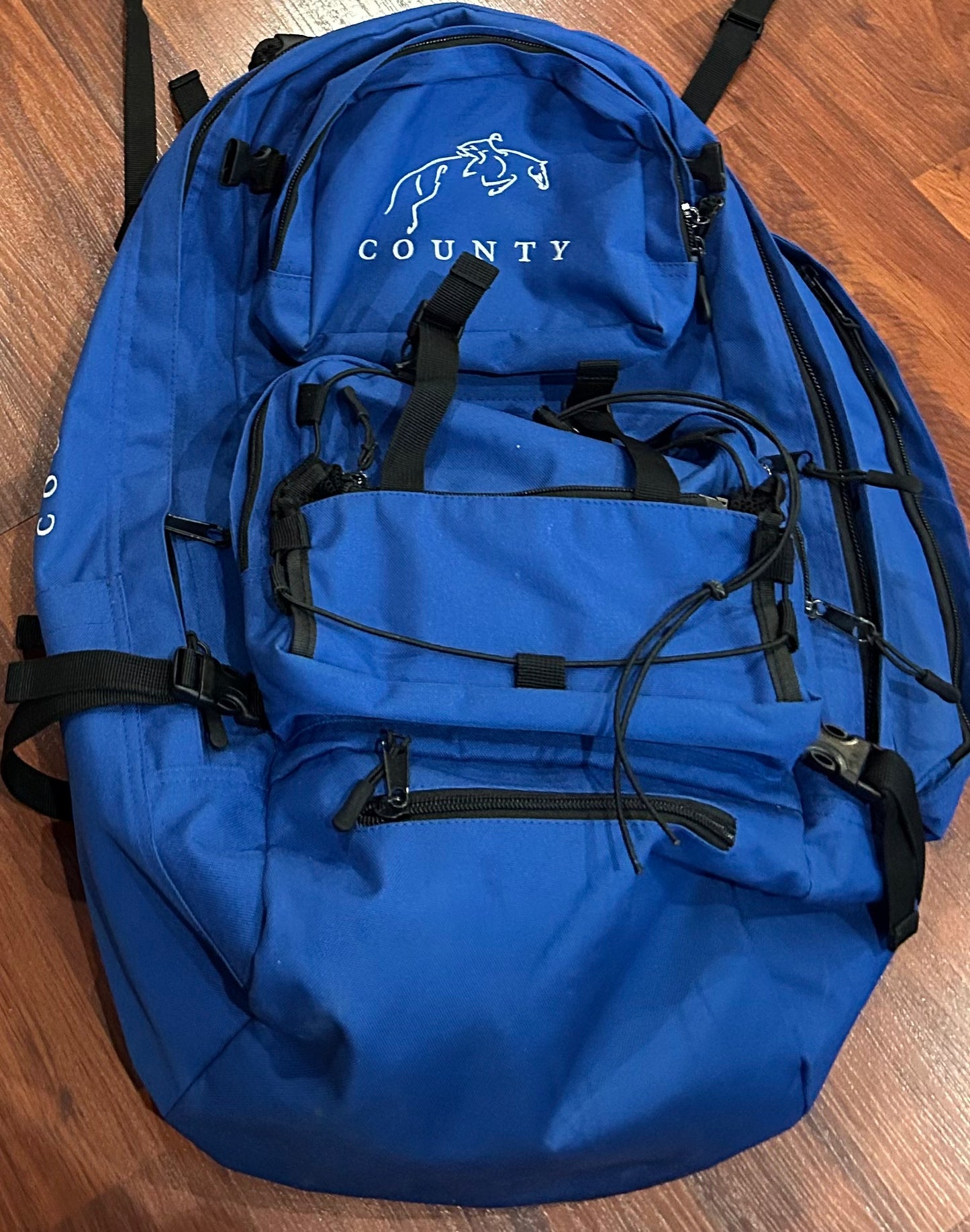 County ring side backpack blue. Includes waterproof cover. Excellent condition.