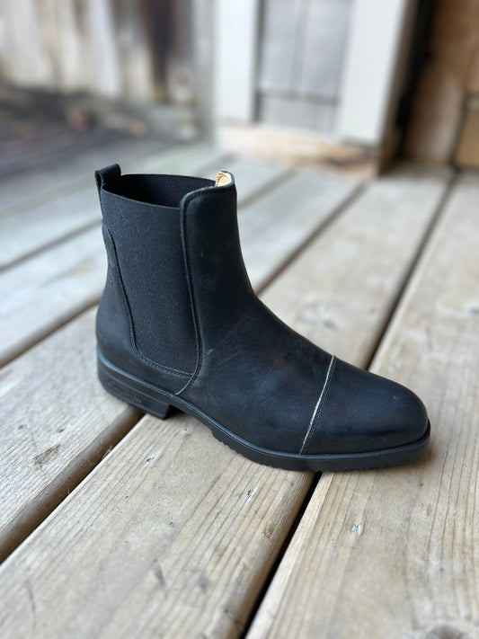 Kingsley size 37 Roma boots black. New