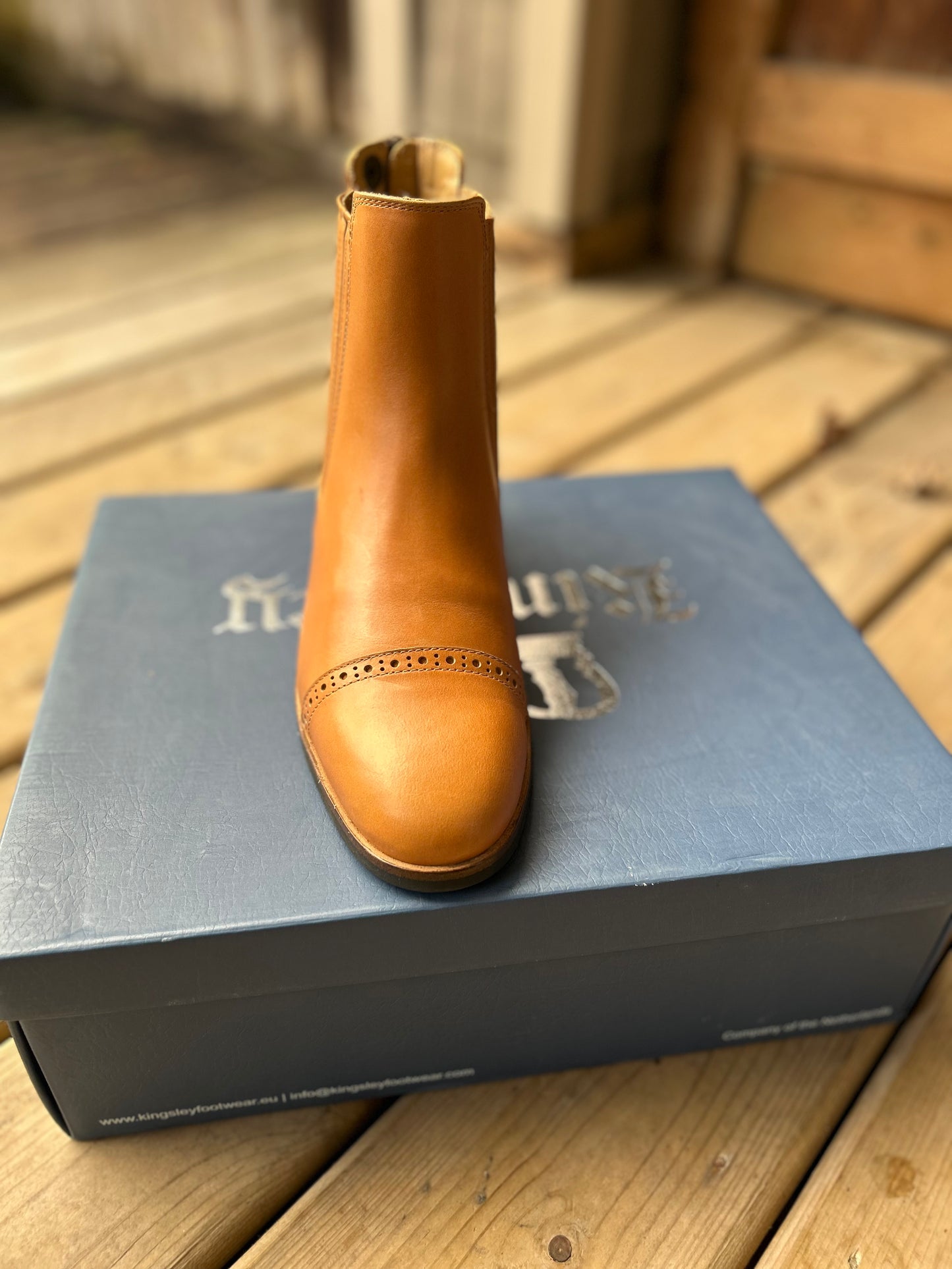 Size 39 Kingsley Berlin brown. Zipper up back. New