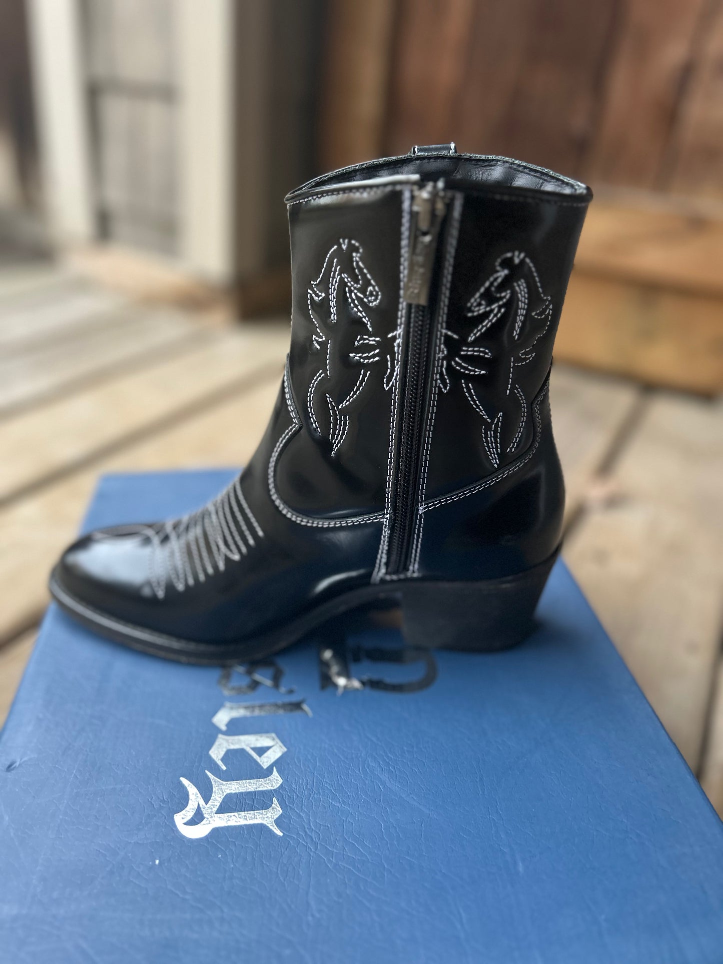 Size 39 Kingsley Sun boots black. New