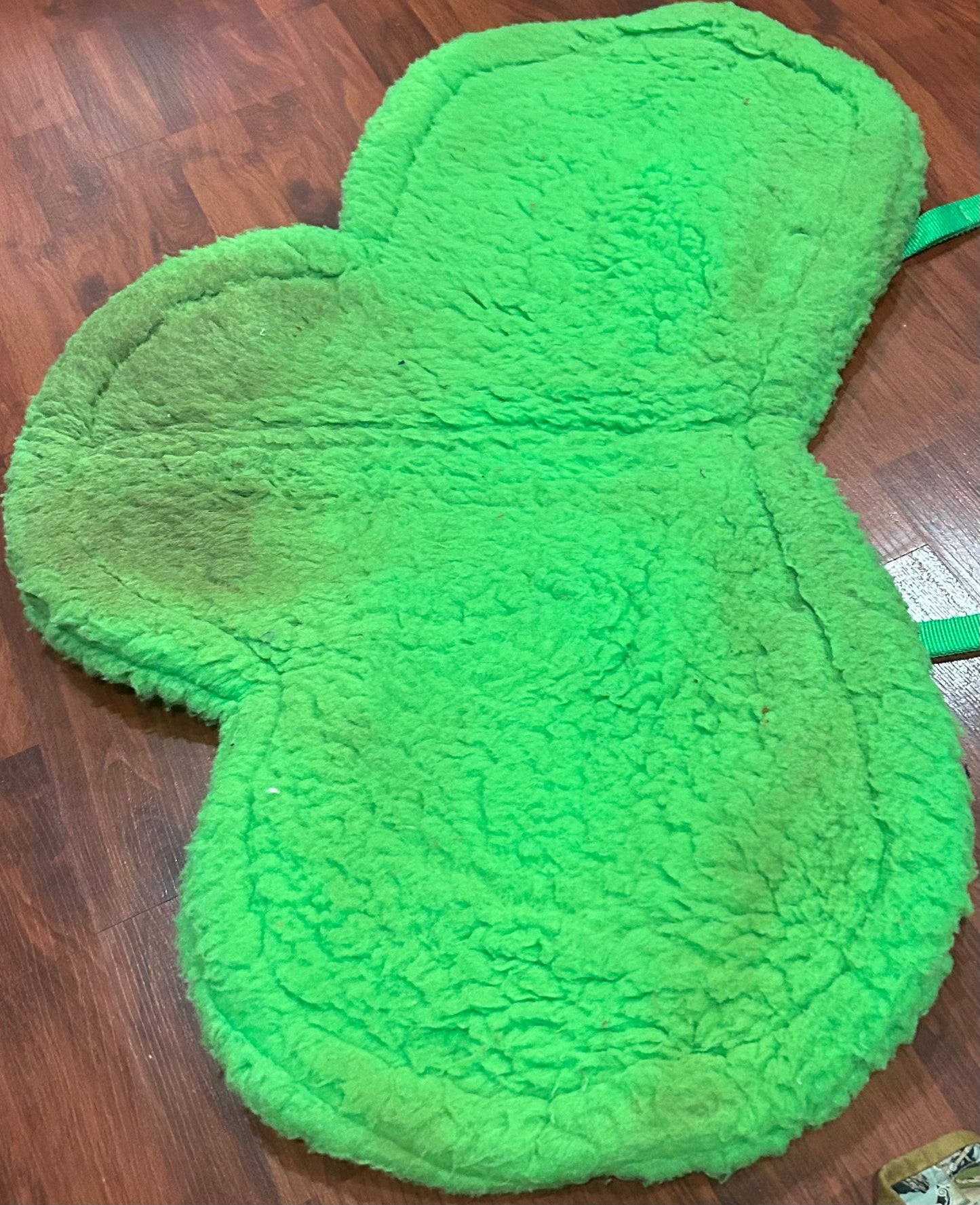 Lime green shaped fleece pad. Good for 17.5”+ saddle