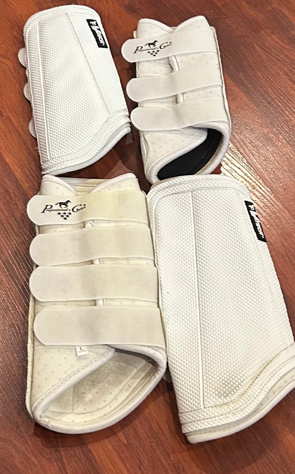 Professionals choice Ventech white large/med all purpose tendon boots (set of 4). Some discolouration.