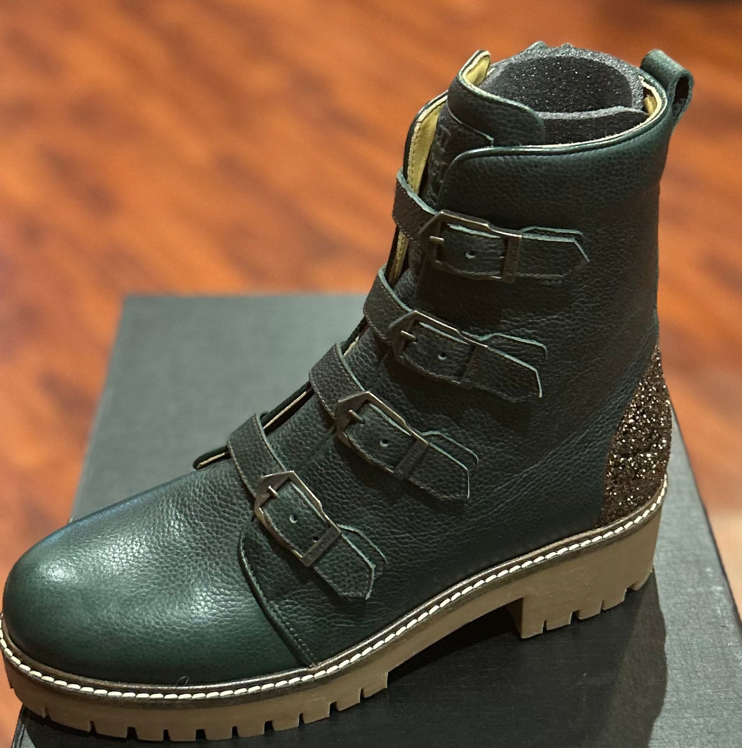 Kingsley size 41 nova boots green. New