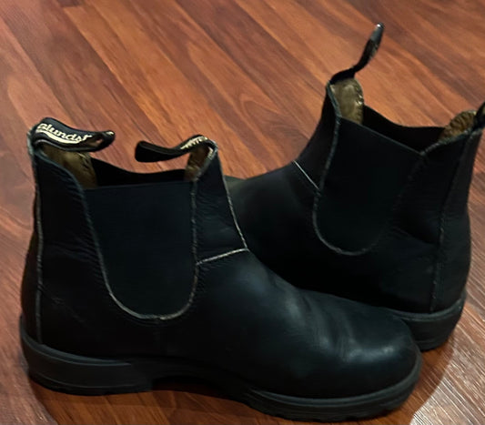 Size 6.5 (women’s size) blundstones (marked 4.5 men’s)