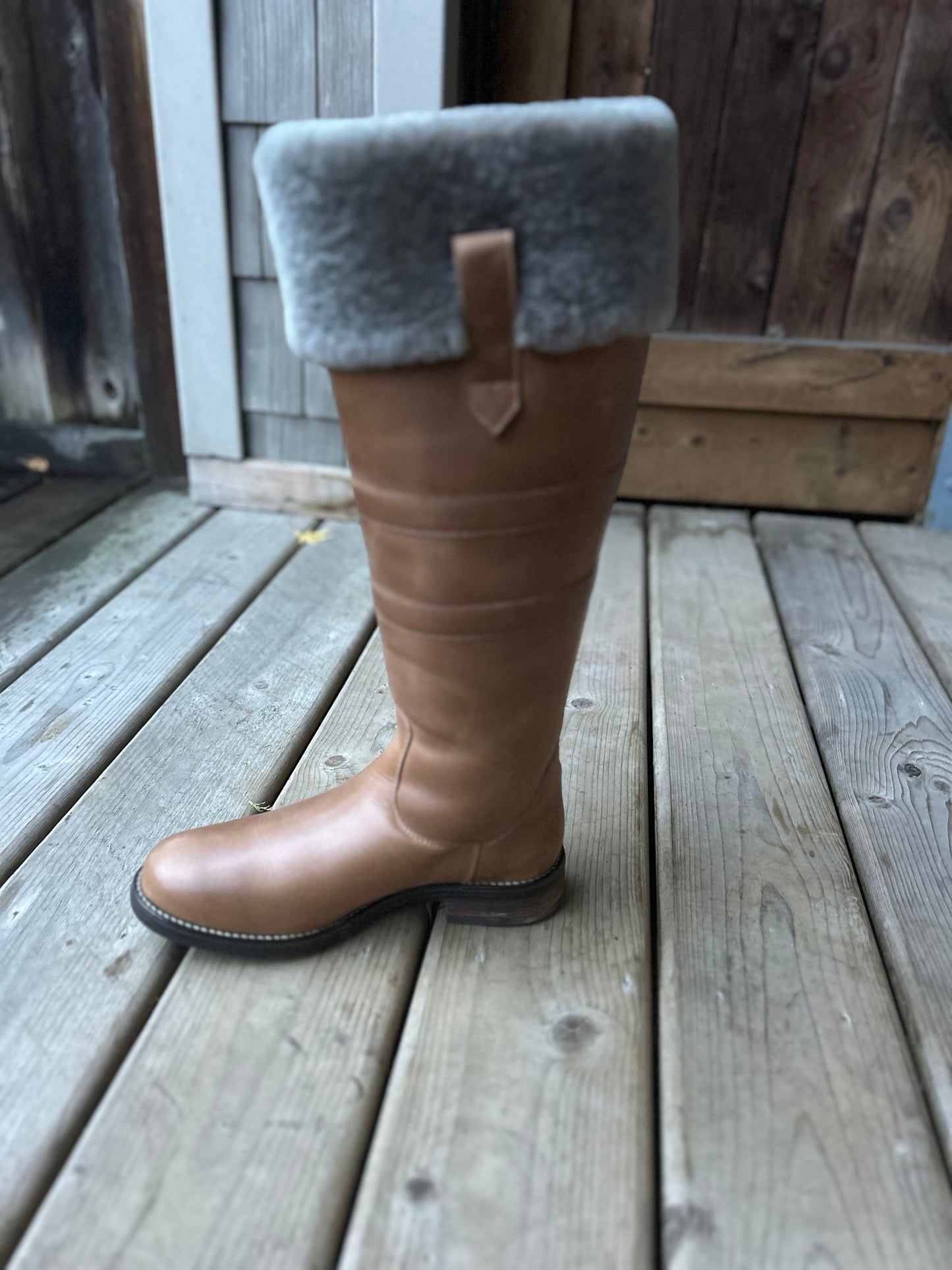 Kingsley Helsinki size 39 tan with grey fleece.