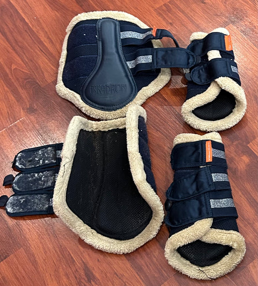 Eskadron platinum edition medium and large fleece boots. Set of 4. Some wear