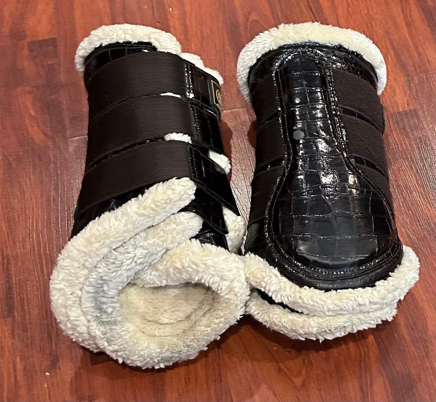 BR XL brown croc fleece boots. Set of 4