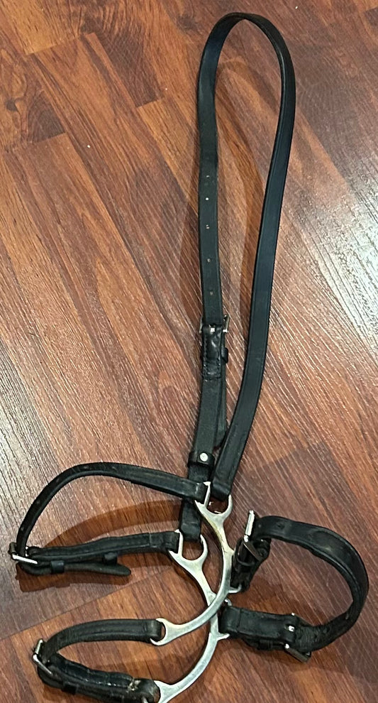 Nunn finer black adjustable lever noseband. Full size. Needs oiled