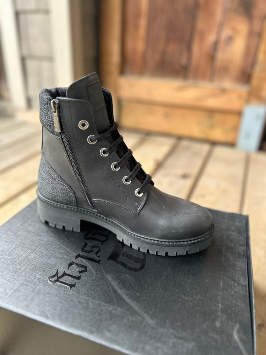 Size 40 Kingsley regina boots black. New