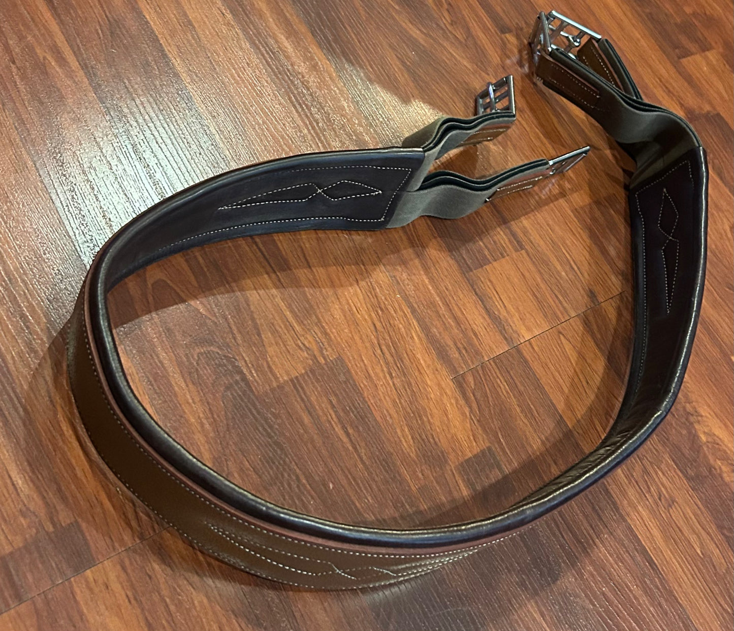 Devoucoux hunter allure 54” leather girth. Very lightly used. Elastic both ends..