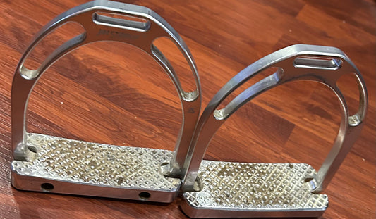 Silver Jin stirrups 4.75” some dirt