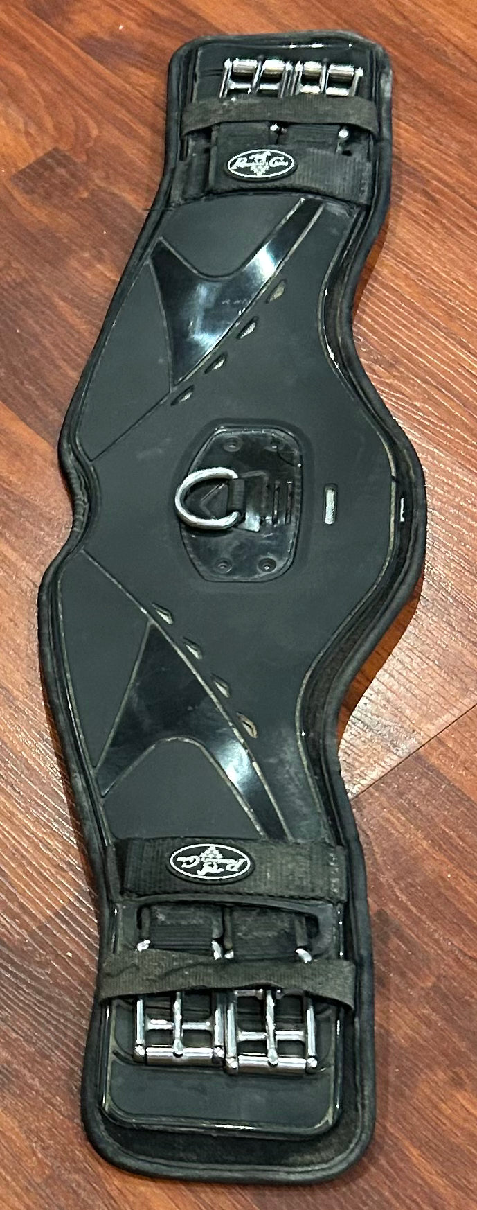 22” professionals choice contoured Ventech dressage girth. Removable neoprene