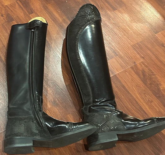 Kingsley capris 38 C-M black with croc accents. Size 7 15” calf 17.5” tall to ground