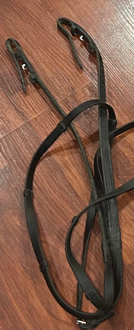 Full size 1/2” rubber curb reins with hand stops.