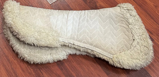 White half pad rolled fleece. Older measures 17” saddle area