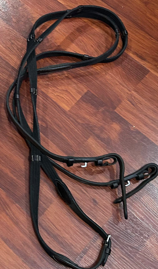 Black webbed reins. Hook closures