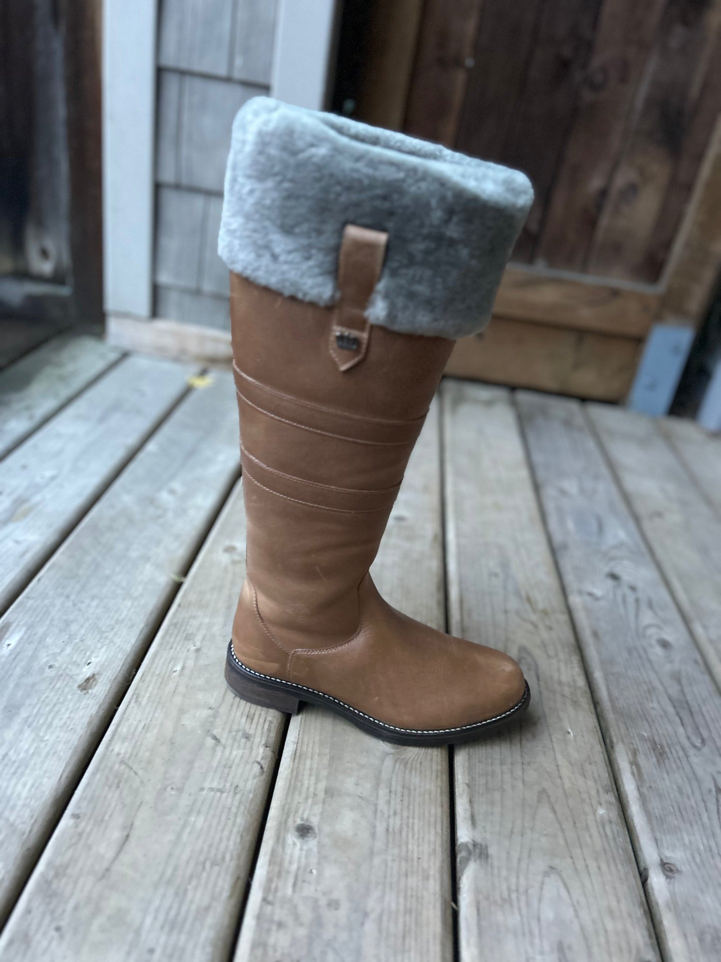 Kingsley Helsinki size 39 tan with grey fleece.
