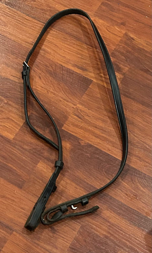 Full size snaffle hanger black. Hook closure