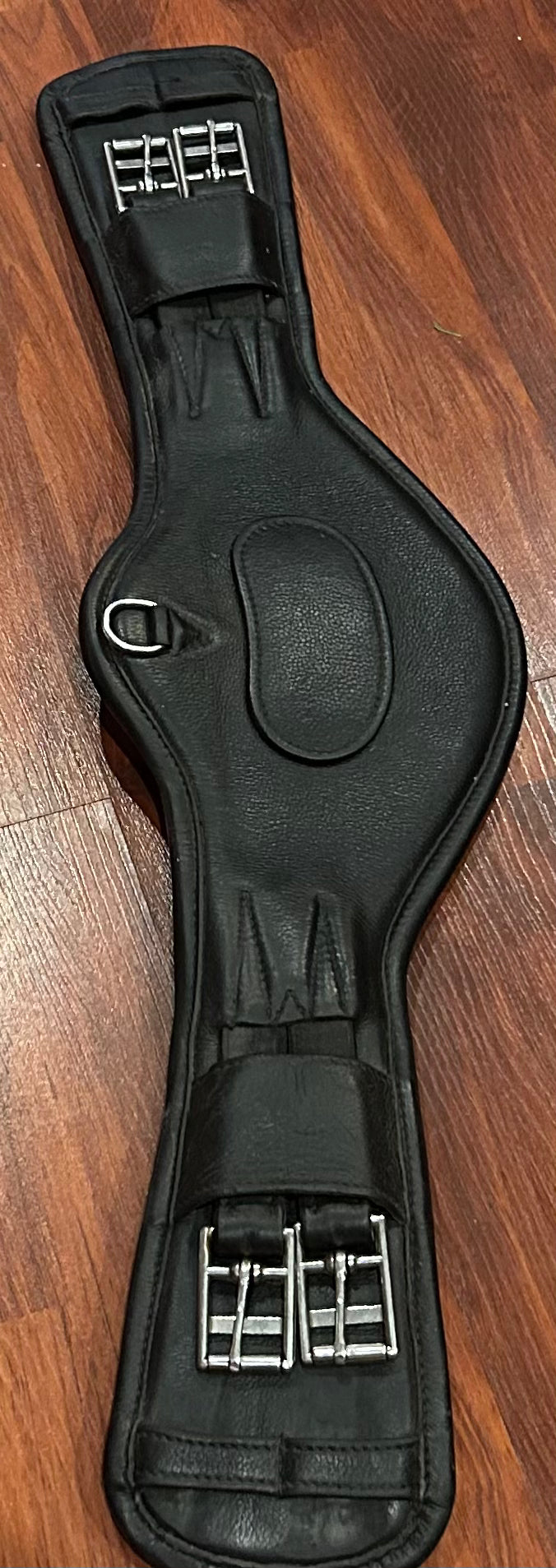 22” leather girth. No brand mark but nice quality.