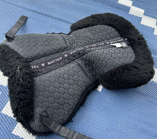 Mattes large wither riser correction black sheepskin pad