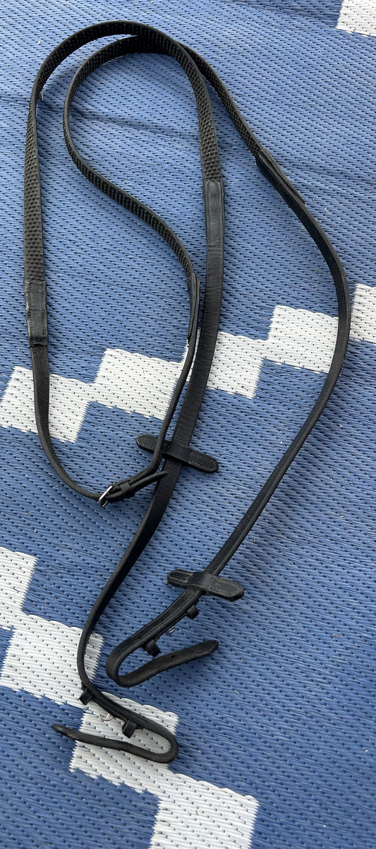 Black rubber reins