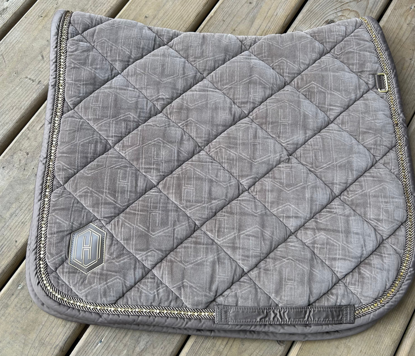 Eskadron heritage velvet saddle pad brown with gold trim. Very clean.