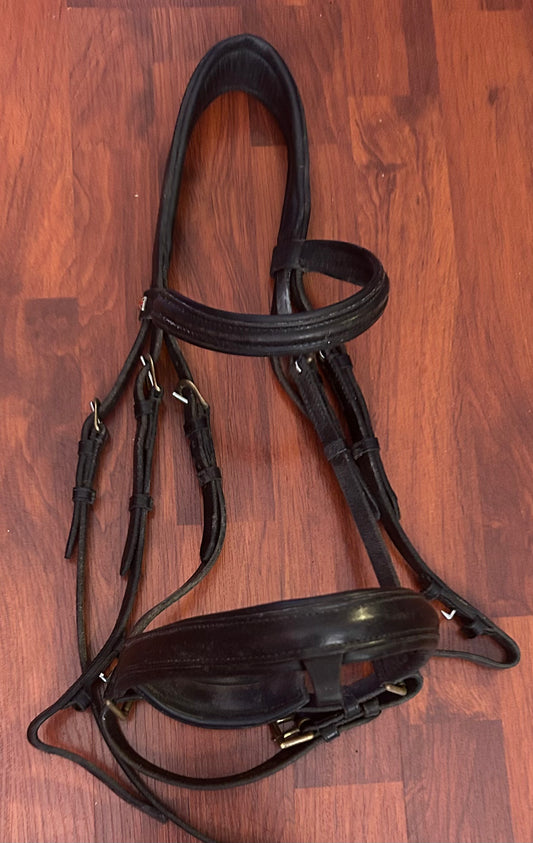 Full size snaffle bridle brass buckles. Missing flash