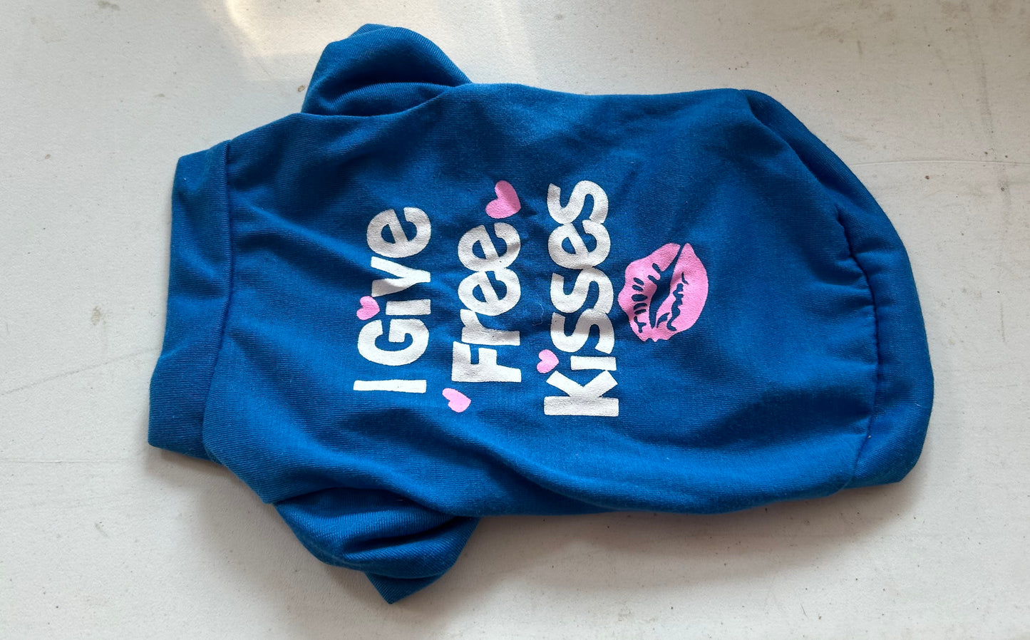 Free kisses dog shirt small