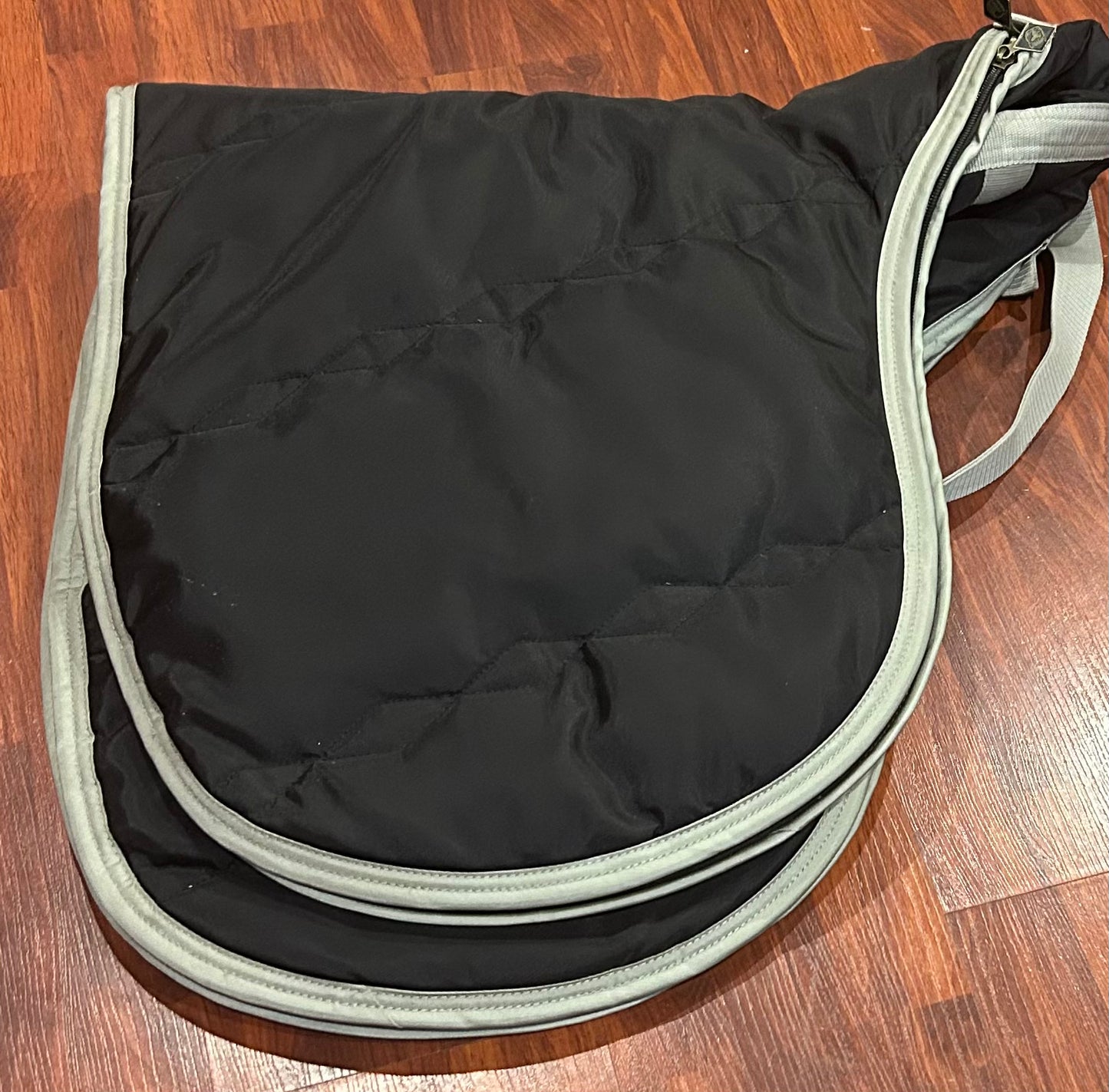 Big D black quilted dressage saddle carry bag. Excellent condition. Measures 23” along spine saddle area and 24” from spine to flap end.