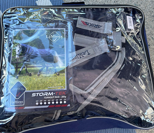 63” Lemieux Arika 200g navy storm-tek turn out. Brand new in bag. With neck piece