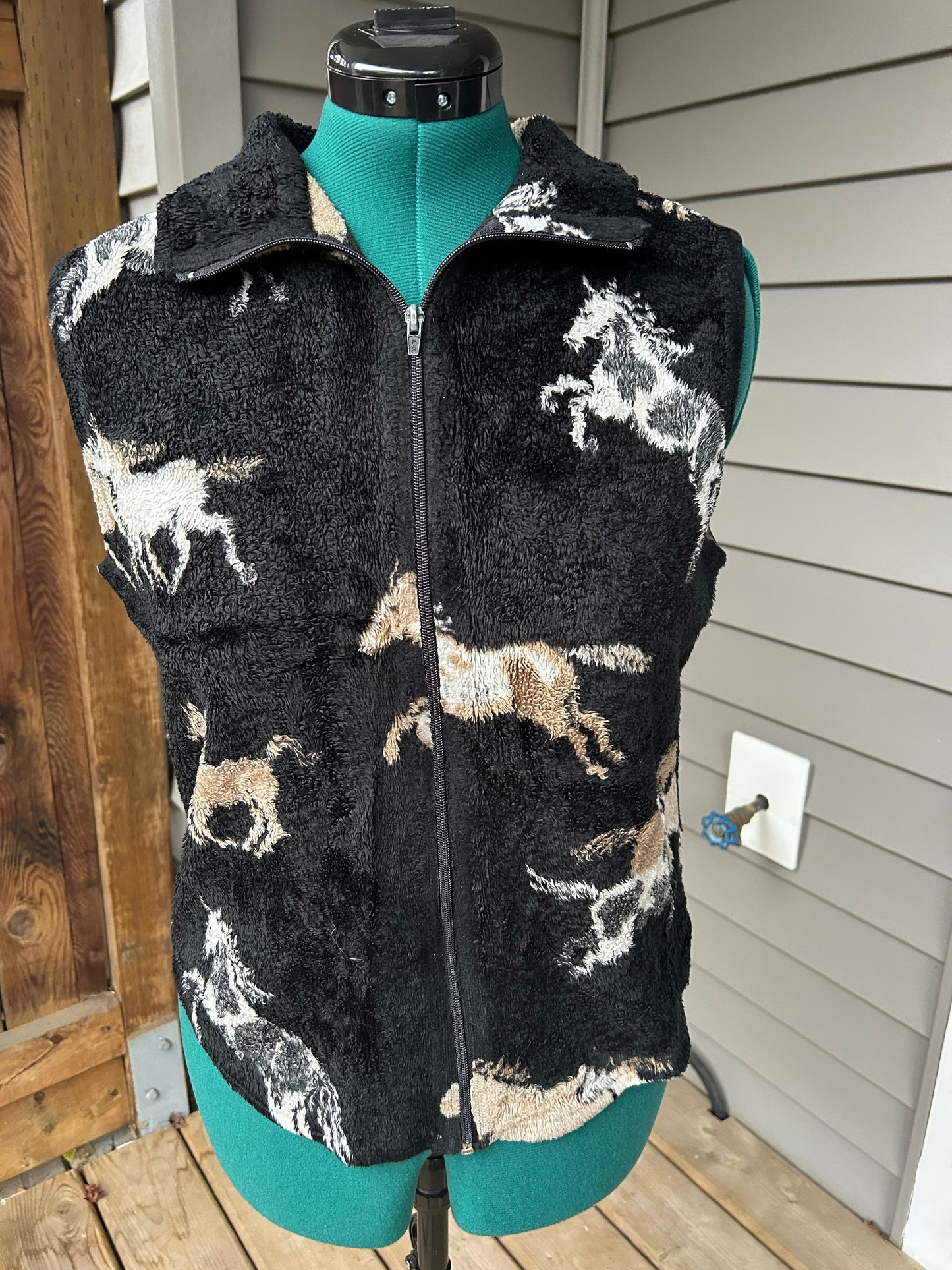 Horse pattern fleece vest black medium