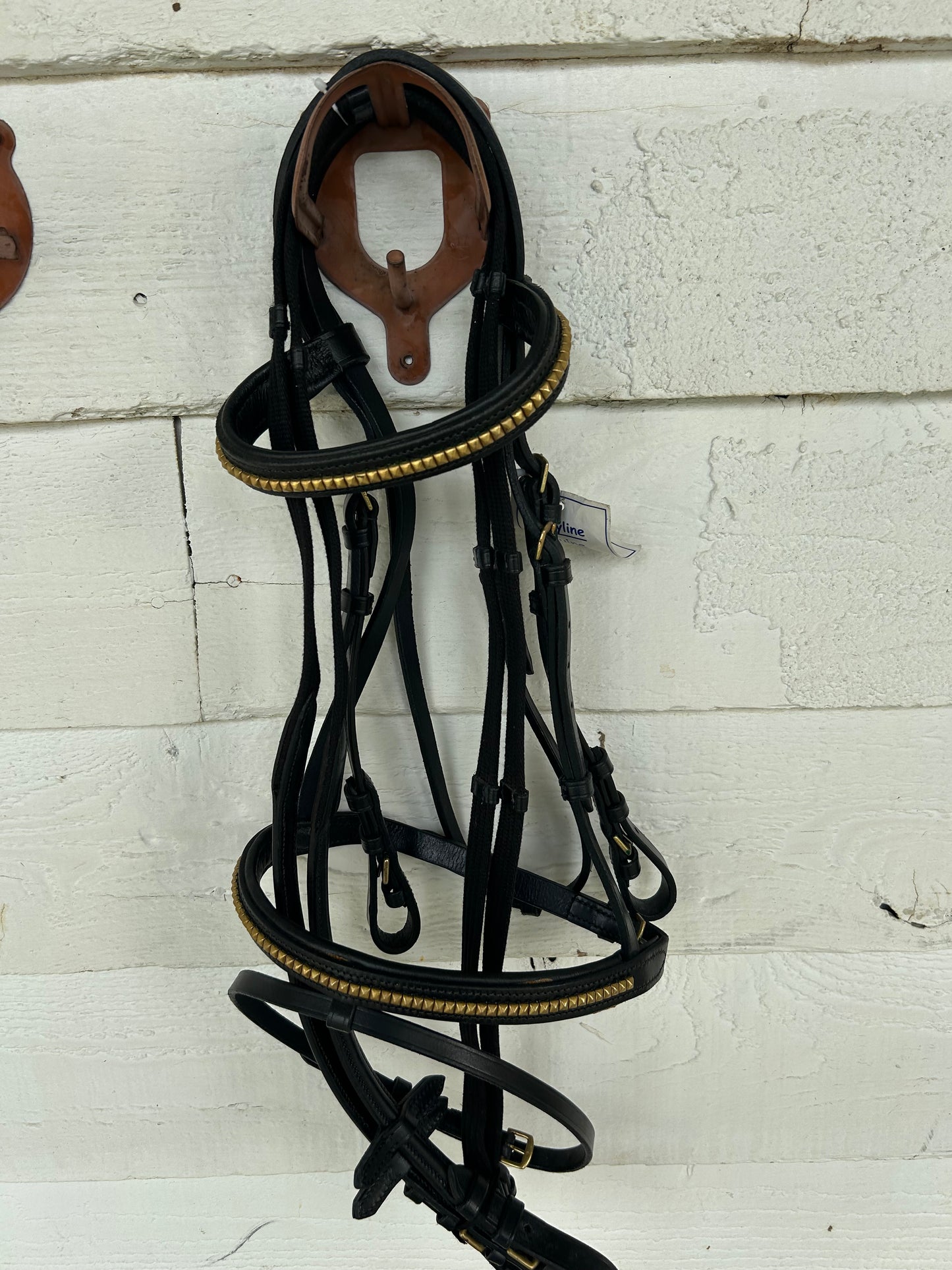 Skyline cob Bridle. Black with clinchers on noseband and browband. Brass hardware. Comes with matching reins.