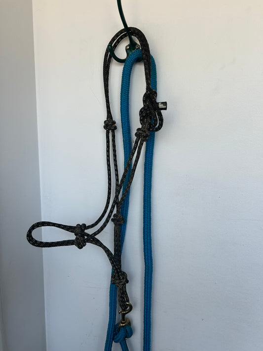Mustang full size black stiff rope halter and blue lead