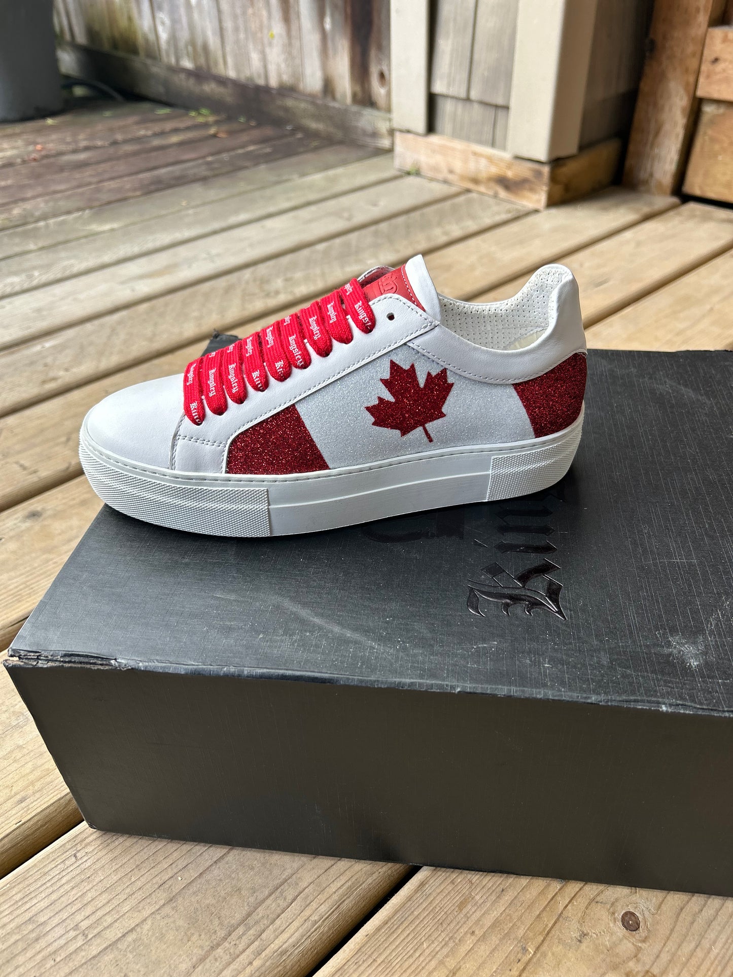 Size 40 Kingsley sparkly red Canada flag runners. New