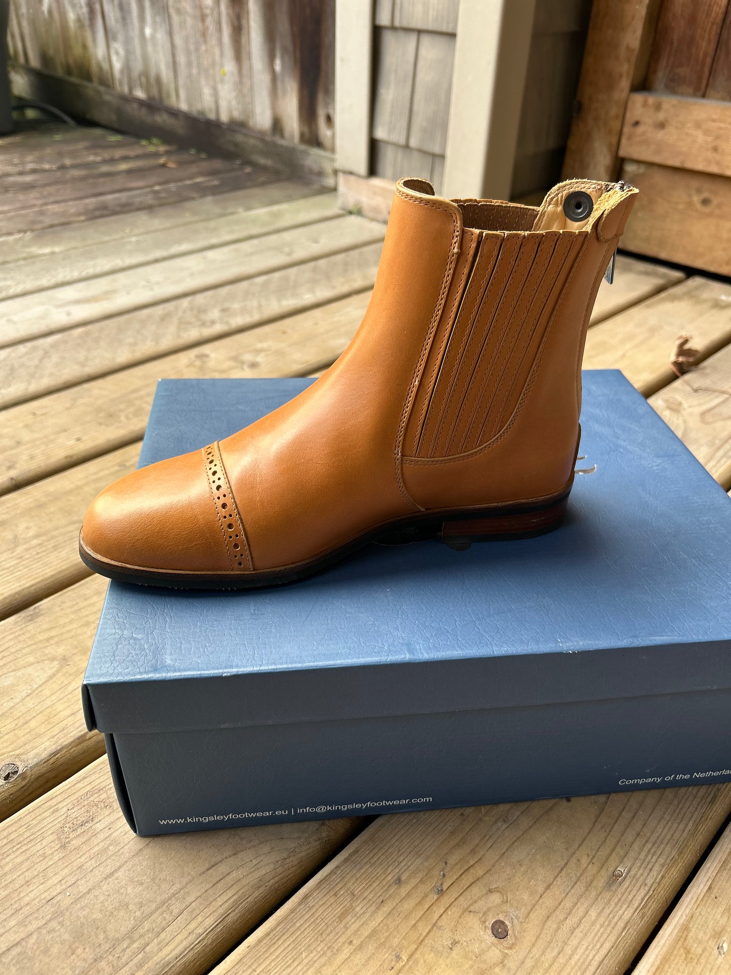 Size 39 Kingsley Berlin brown. Zipper up back. New