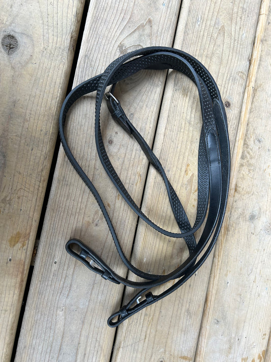 Red barn rubber reins