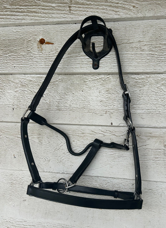 Full ride black leather halter with chrome hardware. Adjusts at chin. Clip. Has rivets on both cheek pieces. Brand new.