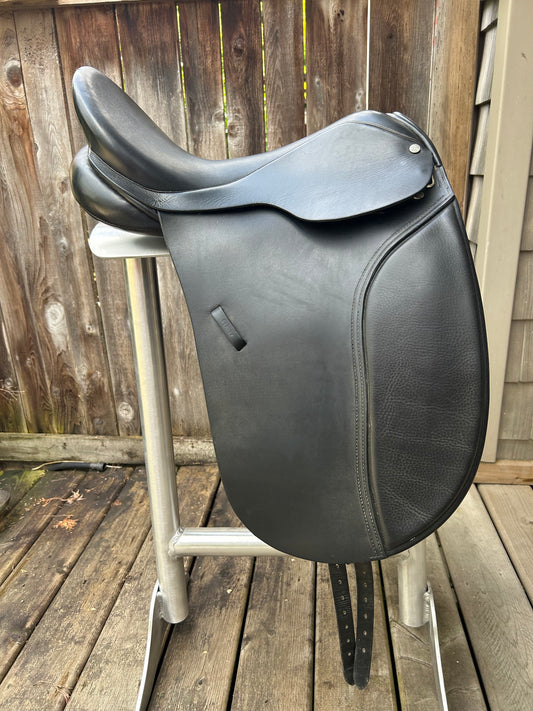 Aiken Tack Exchange - $375.00 Passier PS-BAUM PSL-D Dressage Saddle, 17  Seat, Medium Wide Tree, Wool Flocked Panels 🤗🐴 More photos, shipping and  trial information is available on the website 👉📦🐎🥰  www.aikentackexchange.com/products/passier-ps